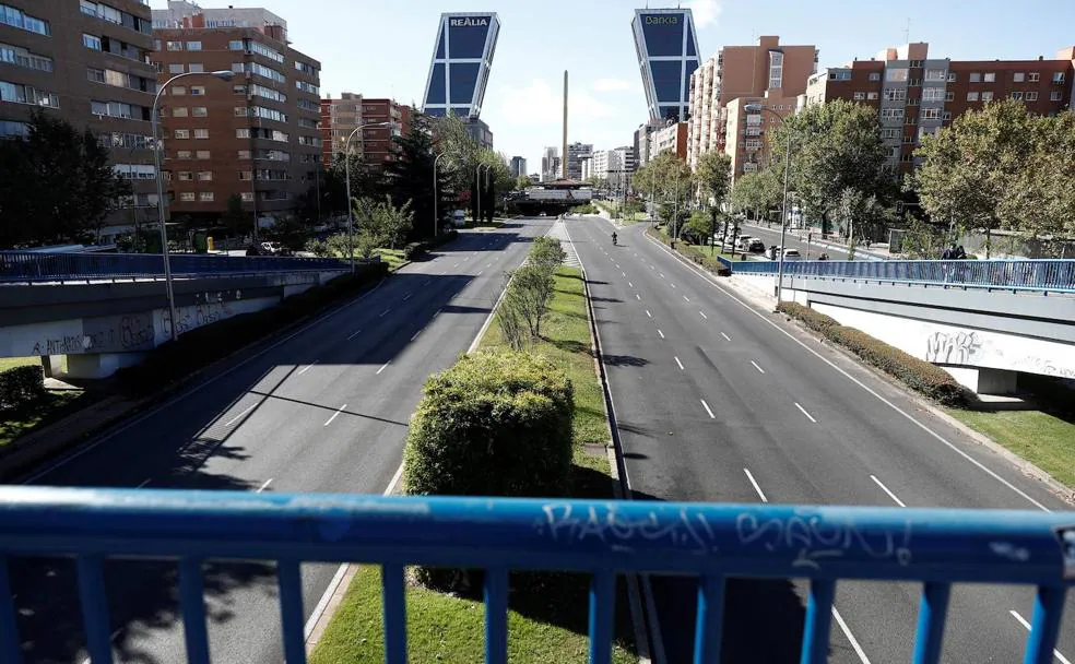 Vista del madrileño Paseo de la Castellana sin tráfico este sábado./EFE