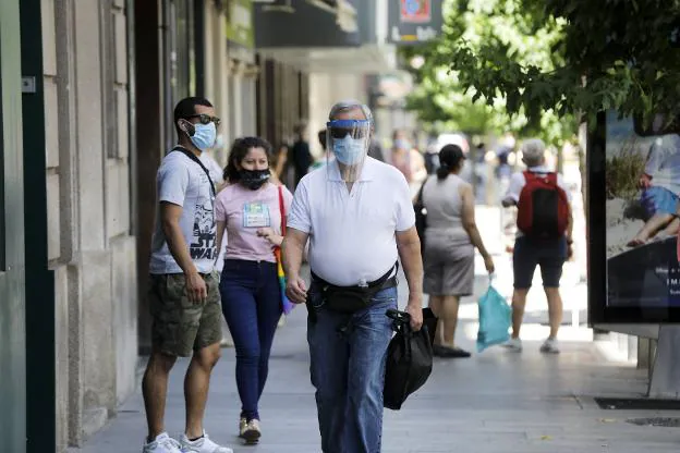 Ciudadanos con mascarilla en una calle de Cáceres. / HOY