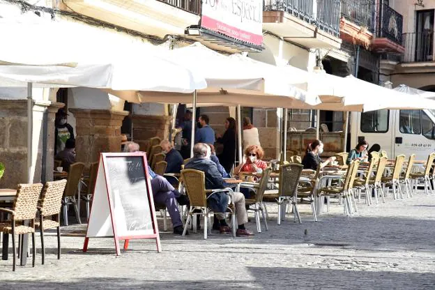 El cierre de terrazas permitirá continuar con ellas en invierno. / D. PALMA