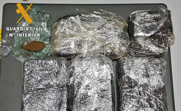 Tres jóvenes de Badajoz detenidos tras fugarse a gran velocidad con medio kilo de droga