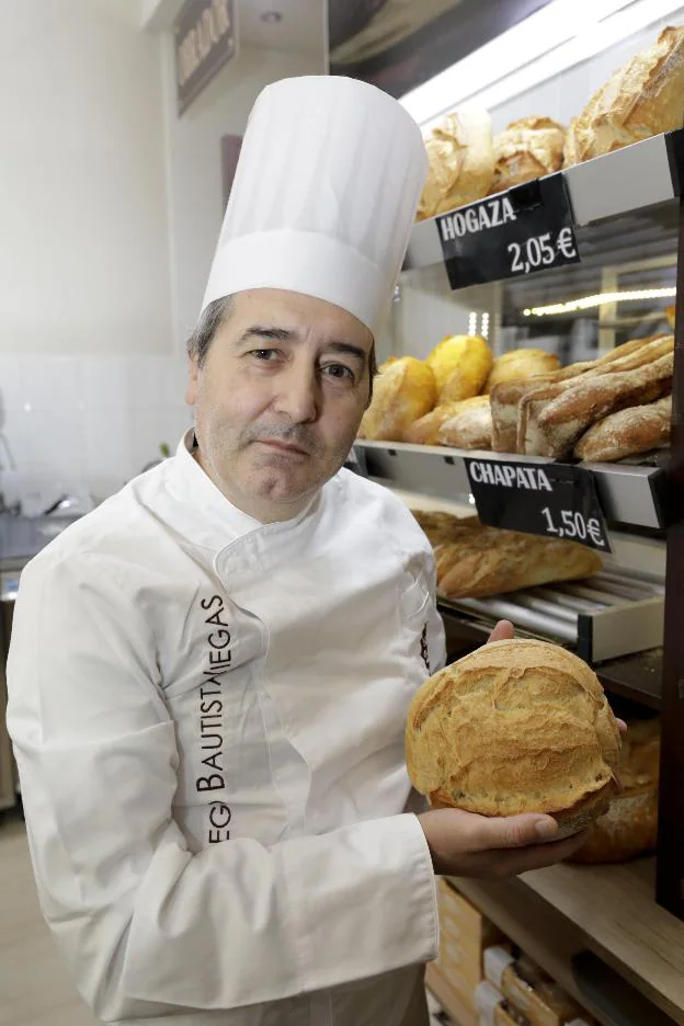 Diego Bautista, en su panadería-pastelería cacereña. / LORENZO CORDERO