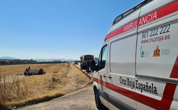 Tres jóvenes heridos, uno de ellos grave, en una salida de vía en La Albuera