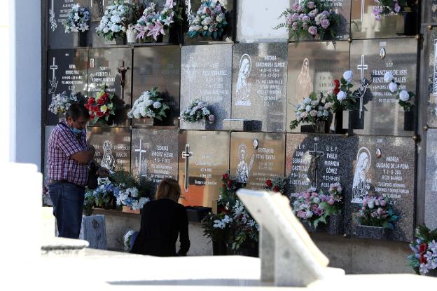 El cementerio de Mérida establece itinerarios y prohíbe las sillas y mesas dentro