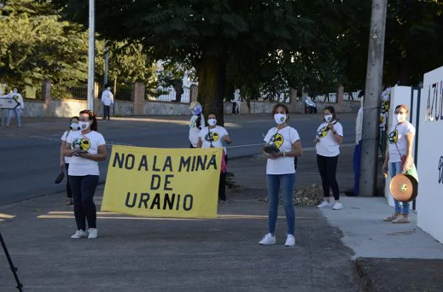 Zahínos hace ruido para recordar de nuevo su rechazo al proyecto de mina de uranio