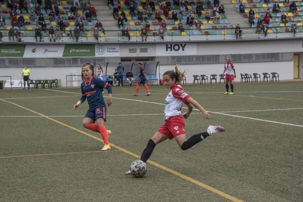 María Neira se dispone a golpear el balón en el choque de la primera jornada ante el Sevilla. / PAKOPÍ