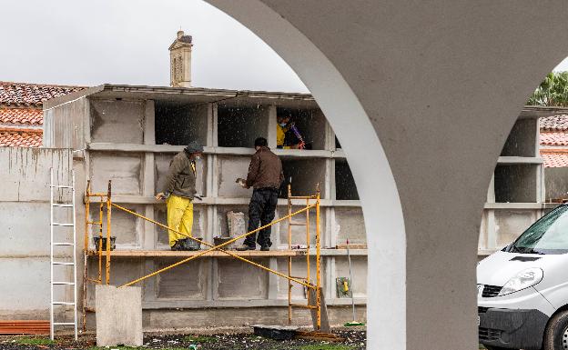 Operarios trabajan en la construccion de nuevos nichos en el cementerio. /ANDY SOLÉ