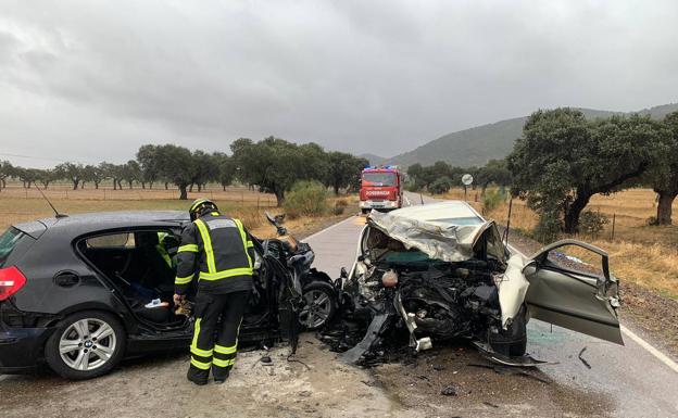 Tres fallecidos en el choque frontal de dos vehículos entre La Parra y La Morera