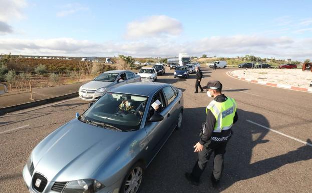 Atascos en las carreteras de Almendralejo en las primeras horas de control perimetral