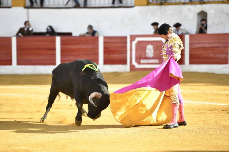 Juan Leal y Ginés Marín se imponen a los sosos toros de El Parralejo en Barcarrota