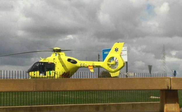 Trasladado en helicóptero al Universitario de Cáceres tras caer por unas escaleras en Carbajo