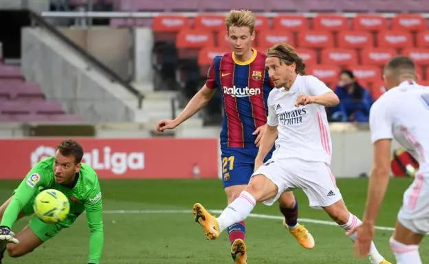 Modric marca el tercer gol del Real Madrid en el Camp Nou. /Lluis Gene (Afp)