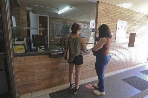 Dos chicas compran la entrada en la taquilla del MNAR. / J. M. ROMERO