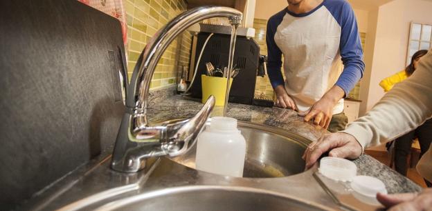 Toma de muestras en una vivienda de la parte antigua para detectar la presencia de plomo en el agua del grifo. / HOY