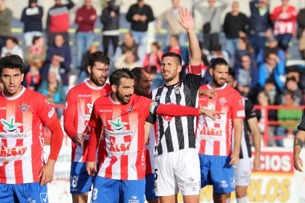 César Morgado pide el balón rodado por varios jugadores del Don Benito durante el último derbi disputado en el Vicente Sanz. / ESTRELLA DOMEQUE