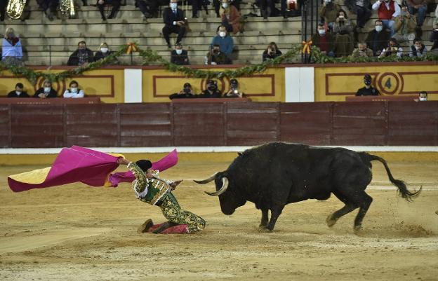 Antonio Ferrera mata en maestro seis sorprendentes zalduendos en Badajoz