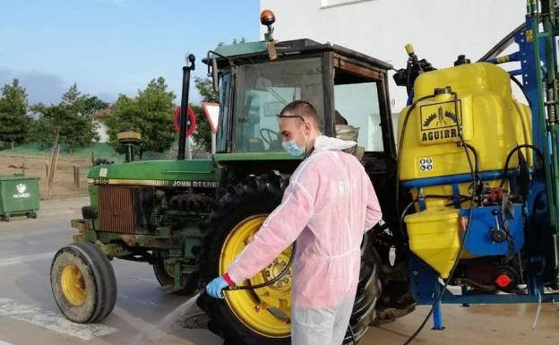 Calamonte desinfecta sus calles y su cementerio