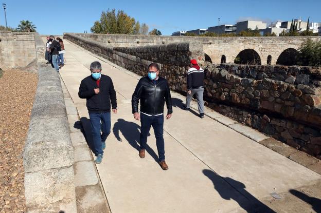 El descendedero del Puente Romano de Mérida tiene nuevo pavimento