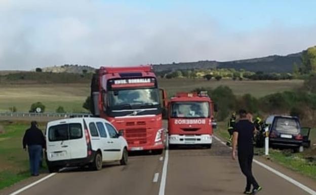 Tres heridos en un choque frontal entre dos coches cerca de Alburquerque