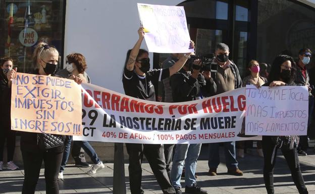 Los hosteleros de Mérida cierran sus bares y restaurantes y salen a la calle a protestar por su situación