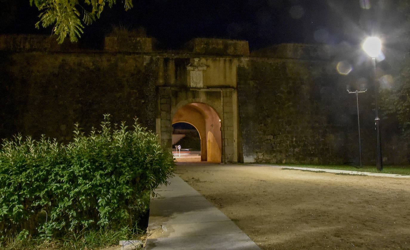 Puerta Trinidad. El interior, en el Parquede la Legión, no se vede noche.