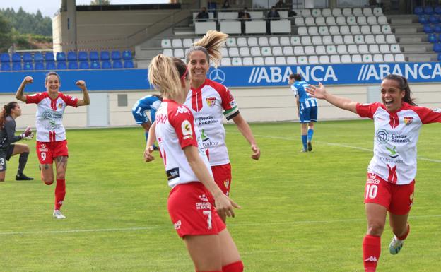 Mireya y la capitana Estefa corren a felciitar a Mascaró , autora del primer gol del Santa Teresa./Santa teresa