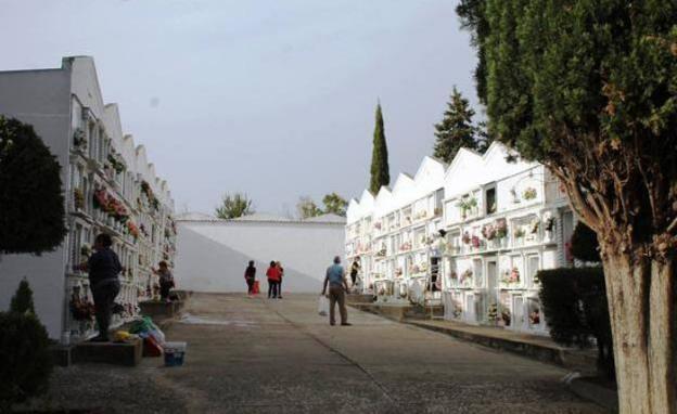 El cementerio refuerza las medidas de seguridad ante el aumento de casos positivos en el municipio. / P. D.