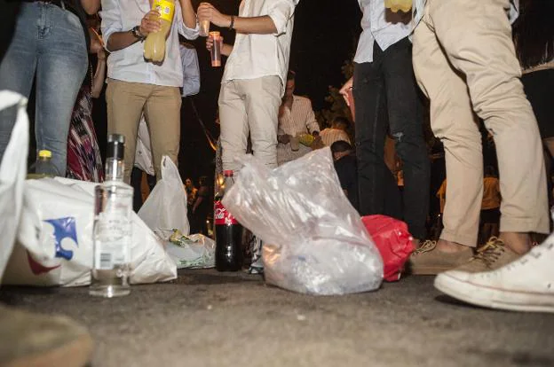 Jóvenes de botellón durante el verano del año pasado. / HOY