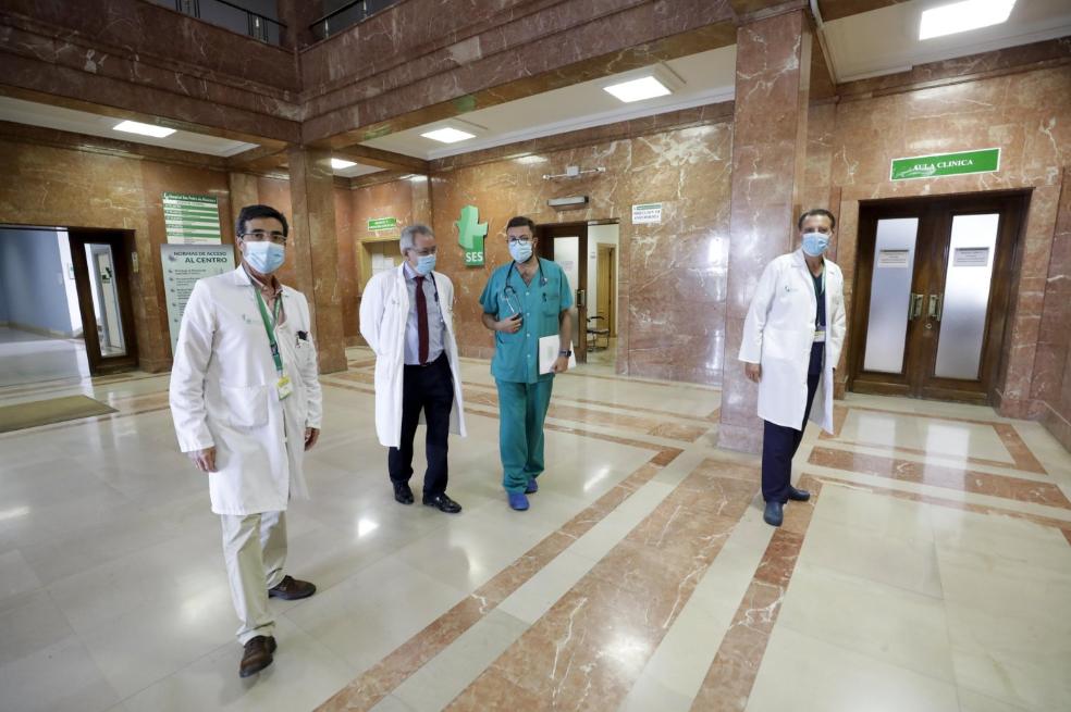 Los médicos. Juan Ramón Gómez-Martino,Carlos Martín, Jaime Corral y Basilio Sáncheztras una reunión en el hospital San Pedro deAlcántara de Cáceres. LORENZO CORDERO/