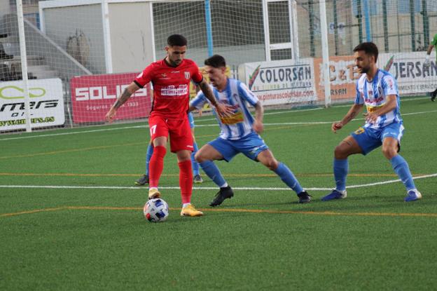 Javi Zarzo controla el balón en el partido de ayer del Mérida en Villarrubia. / ADG MEDIA