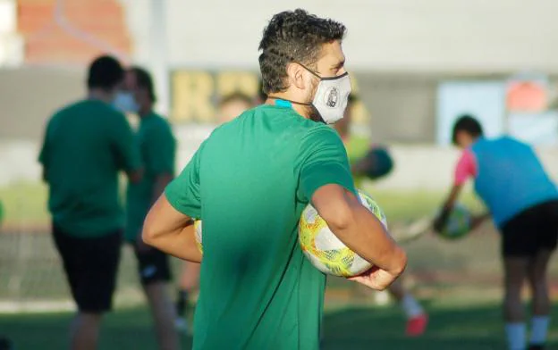 Luismi dirige un entrenamiento de la UPP con la mascarilla puesta. / PALMA