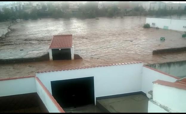 Las lluvias obligan a cortar dos carreteras y dificultan el tráfico en otras dos en la zona de Ribera del Fresno