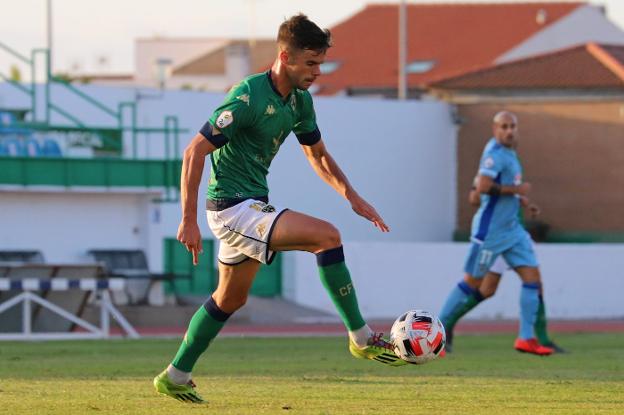 Miguel Díaz durante una conducción de balón en pretemporada. / E. D.