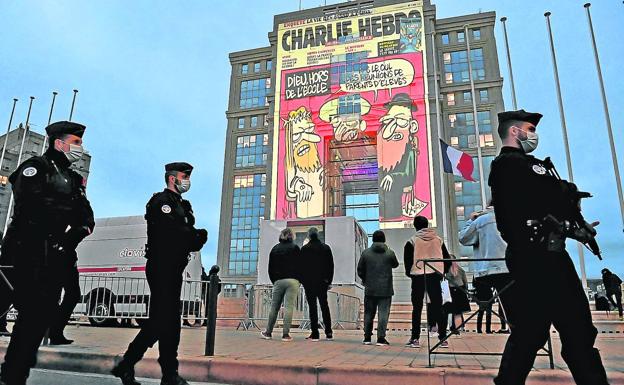 Montpellier. Policías franceses patrullan ante un hotel de la ciudad que poryecta sobre su fachada las polémicas caricaturas.