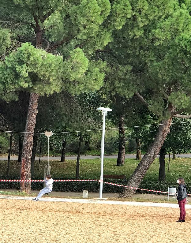 Una tirolina en la ampliacion del cacereño parque del Príncipe. / E.R.