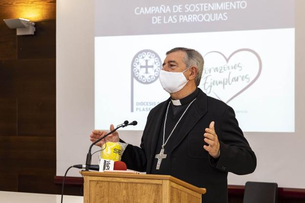 El obispo, en la presentación de la campaña. / ANDY SOLÉ