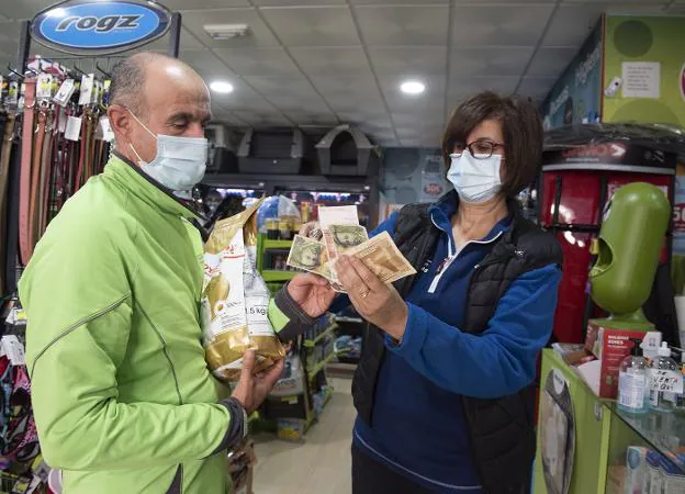 En Coria se ha puesto en marcha una campaña para pagar con pesetas en el comercio local. / KARPINT