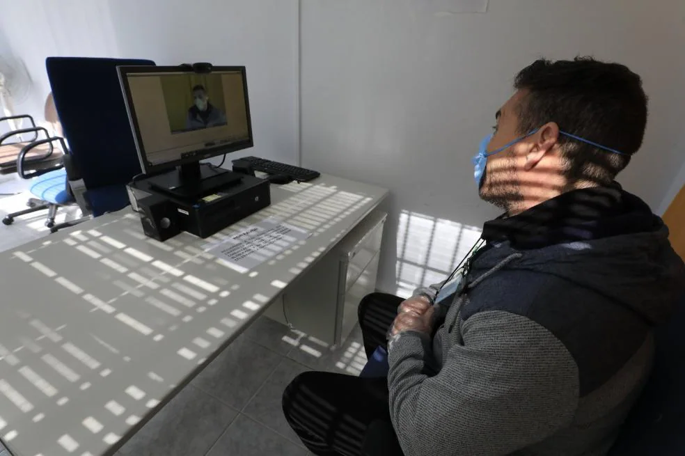 Imagen de archivo de un preso de la cárcel de Cáceres durante una videollamada al inicio de la pandemia. / L. C.