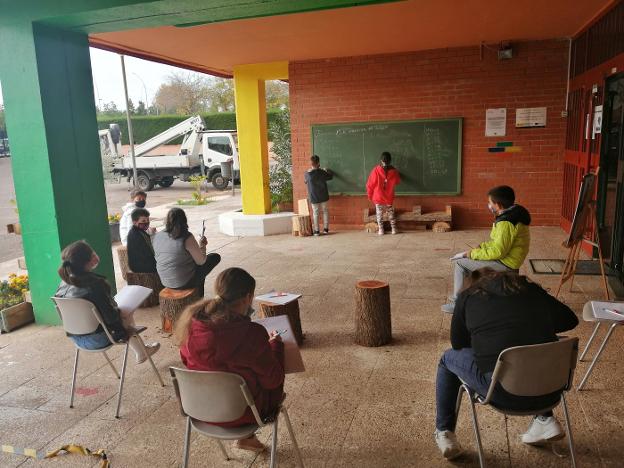 El colegio Calatrava de Mérida imparte varias asignaturas al aire libre