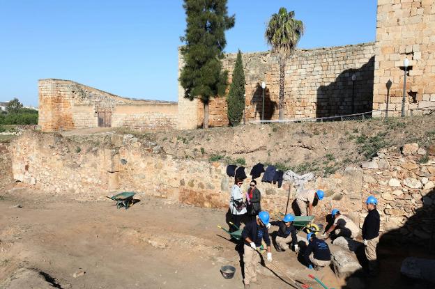 La excavación arqueológica en la Huerta de Otero de Mérida deja ver 35 metros de muralla romana