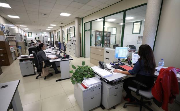 A los sindicatos les parece corta la subida de sueldo a los funcionarios