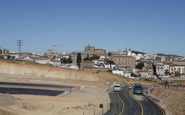 El aeródromo de Cáceres, la ronda y el hospital, sin partidas desde 2022 en las cuentas regionales