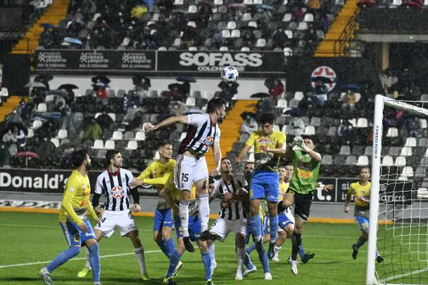 Pablo Vázquez salta para cabecear el balón en el encuentro ante el Villarrubia. / J. V. ARNELAS