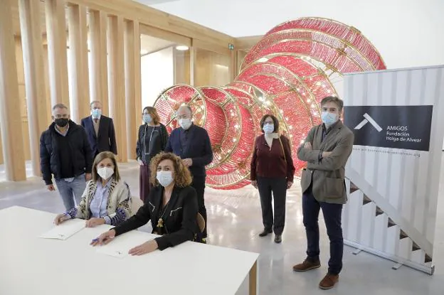 La firma del nuevo acuerdo tuvo lugar junto a la escultura 'Descending light' de Ai Weiwei. / LORENZO CORDERO