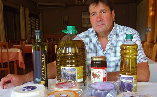 El hostelero Rafael Gómez ante un bodegón de productos del geoparque en Castañar de Ibor.