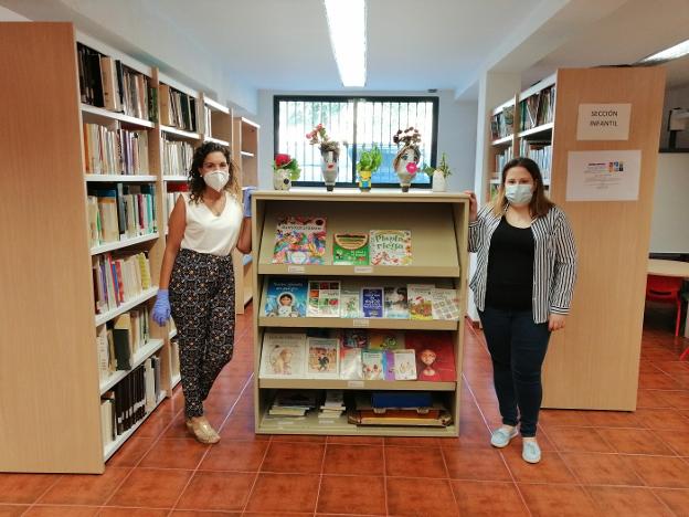Las bibliotecarias de Arroyo de la Luz, Esther Cordero y Noelia Bello. CEDIDA/