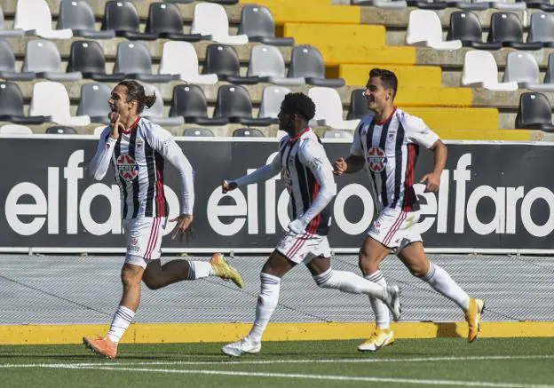 Adilson y Jesús Clemente corren a felicitar a Álex Corredera por su gol ante el Villarrobledo. / CASIMIRO MORENO