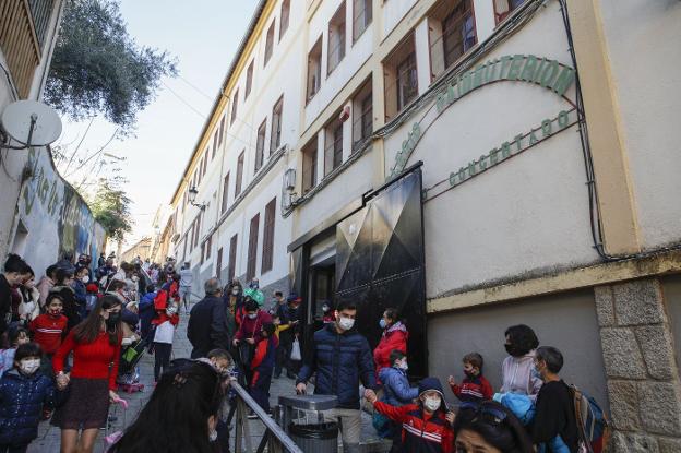 El colegio concertado Paideuterion, en la calle Sierpes, a la hora de la salida de clase. / ARMANDO MÉNDEZ