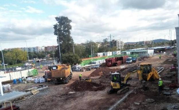 Trabajos de urbanización en la plaza de acceso a la estación ferroviaria./HOY