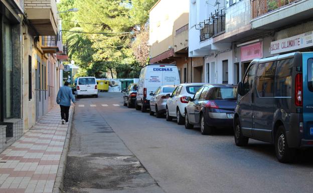 Los aparcamientos de la calle Manuel Golpe se vuelven a trasladar a la izquierda