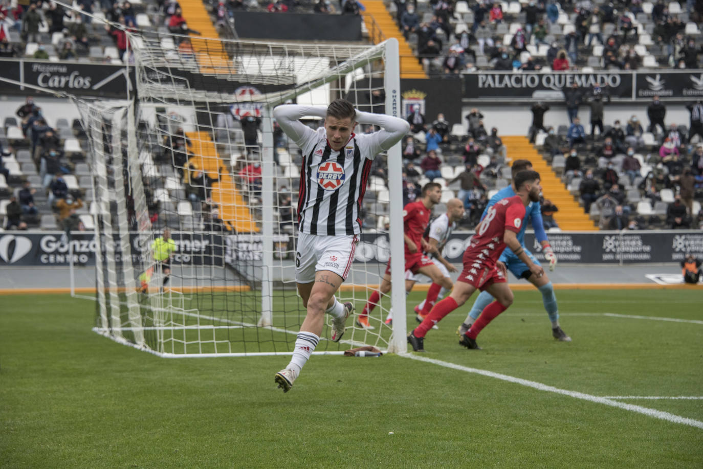 El Badajoz suda su sexta victoria (1-0)